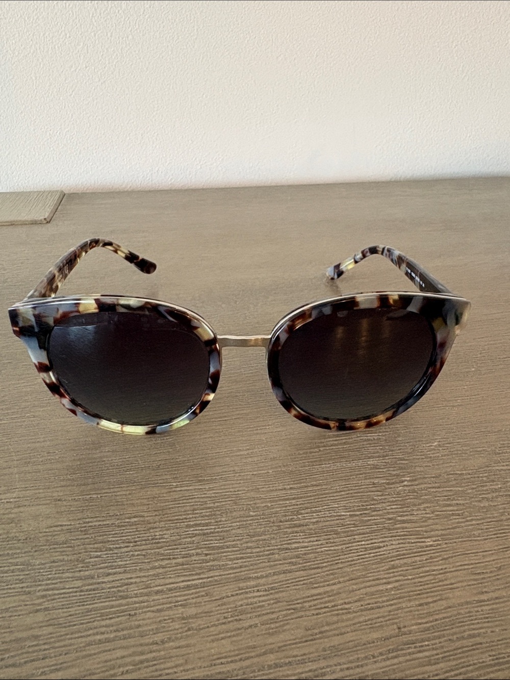 Tory Burch Multitone Tortoiseshell Round Sunglasses with Dark Lenses